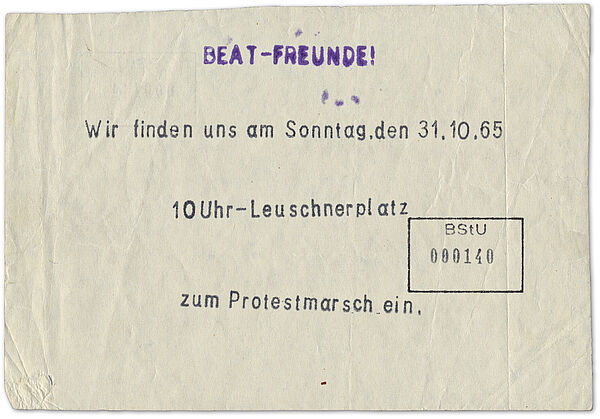 Von der Stasi als Beweisstück konfisziertes Flugblatt für die Leipziger Beatdemo, Oktober 1965; Quelle: BArch, MfS, BV Leipzig, AU, Nr. 252/66, Bd. 5, Bl. 140 Zettel mit der Aufschrift "Beat-Freunde! Wir finden uns am Sonntag, den 31.10.65 10 Uhr-Leuschnerplatz zum Protestmarsch ein".