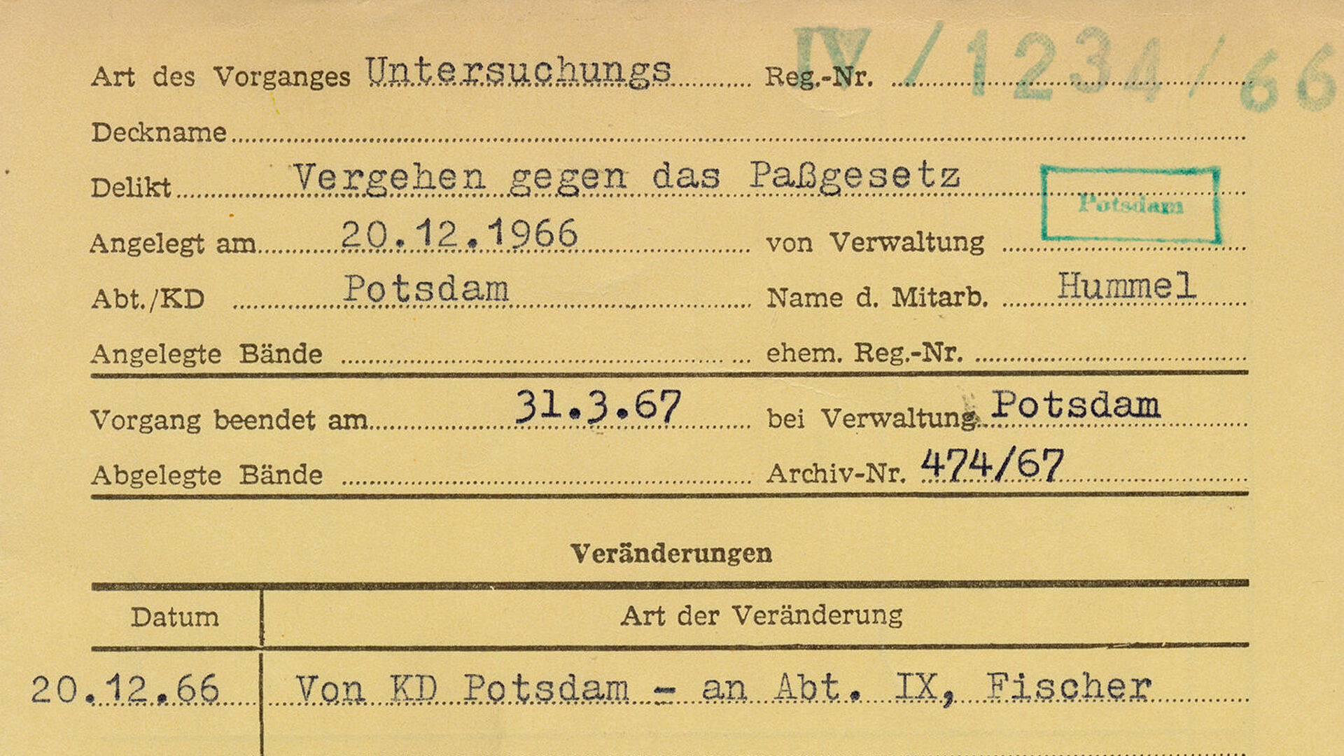 Stasi-Karteikarte F22 in DIN A6, blass gelbfarben.