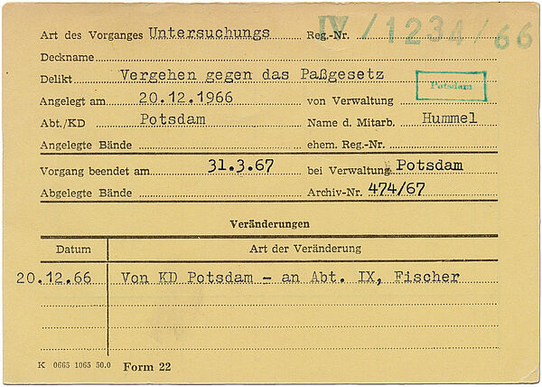 Stasi-Karteikarte F22 in DIN A6, blass gelbfarben.